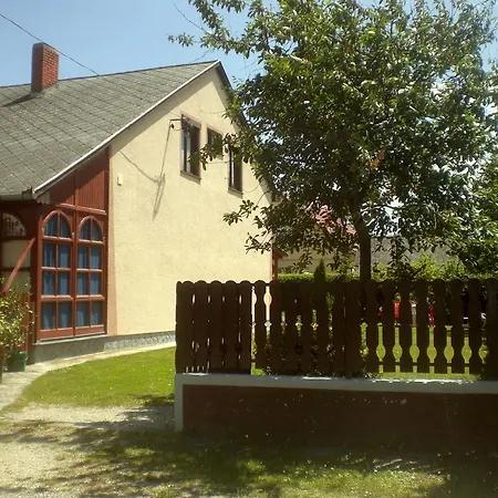 Holiday home Fenyvesi Trambulinos Nyaralo