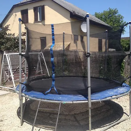 Fenyvesi Trambulinos Nyaralo Holiday home *